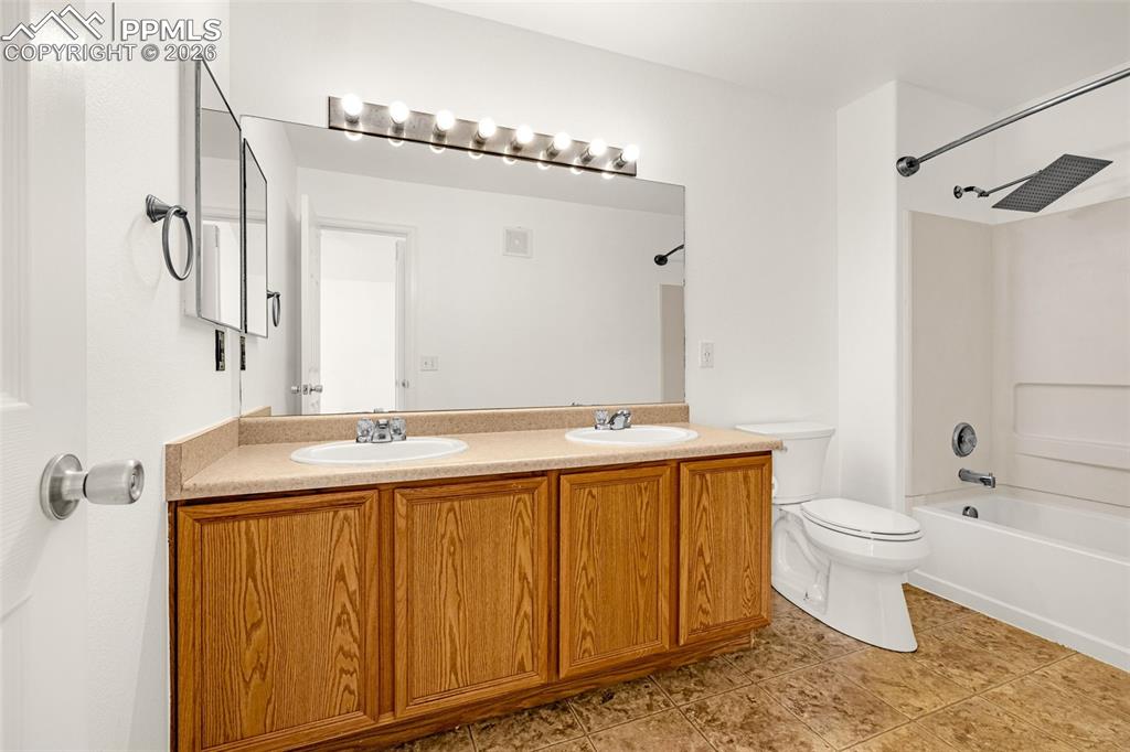 Image 15 of 33: Bathroom