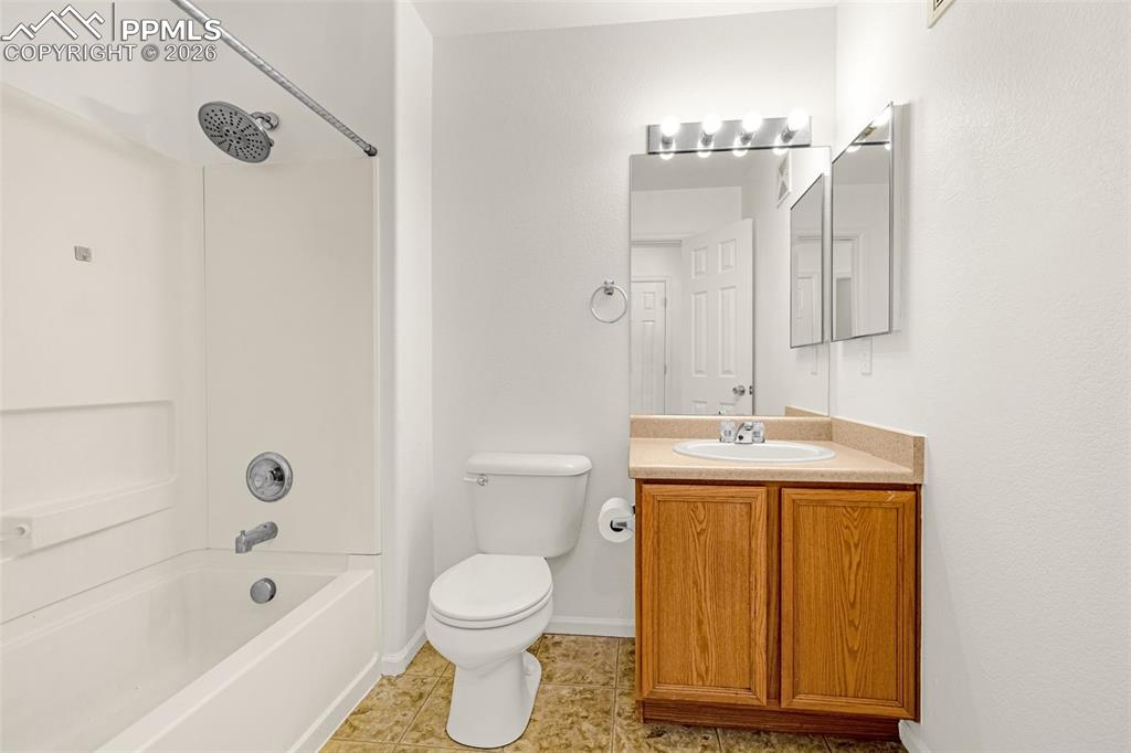 Image 19 of 33: Bathroom