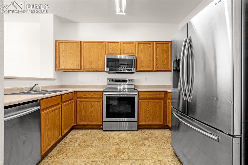 Image 8 of 33: Kitchen