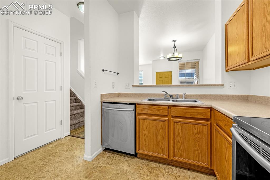 Image 9 of 33: Kitchen