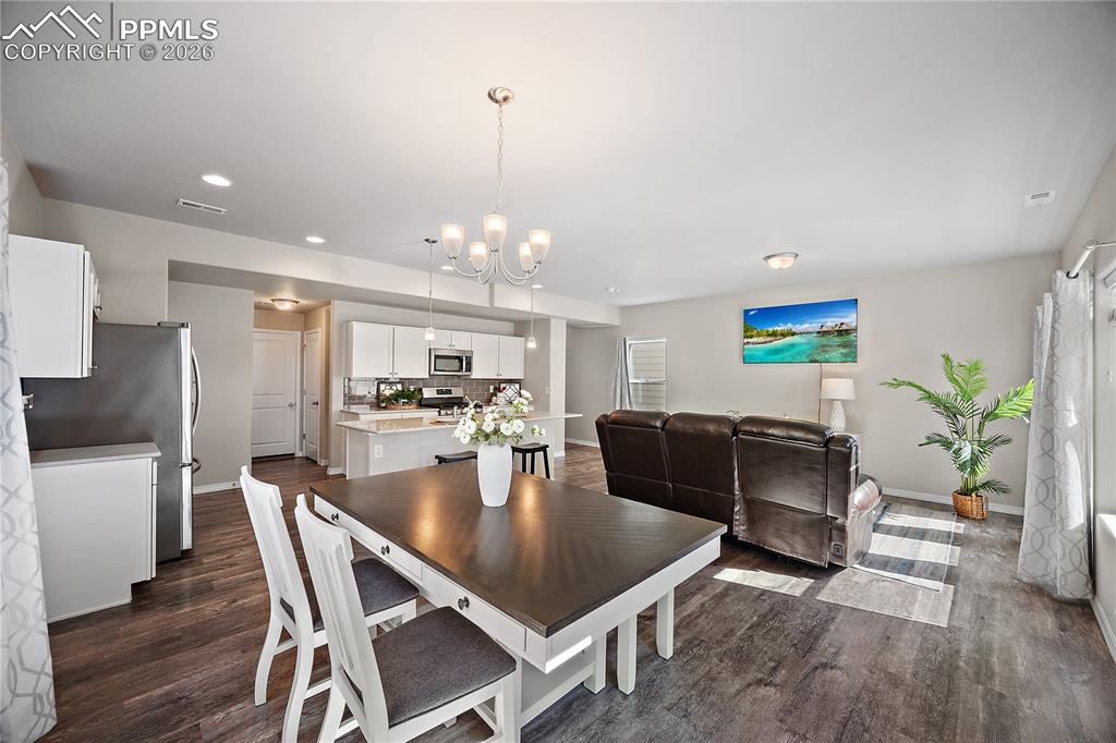 Image 13 of 50: Dining Area