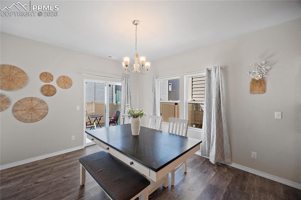 Image 14 of 50: Dining Area