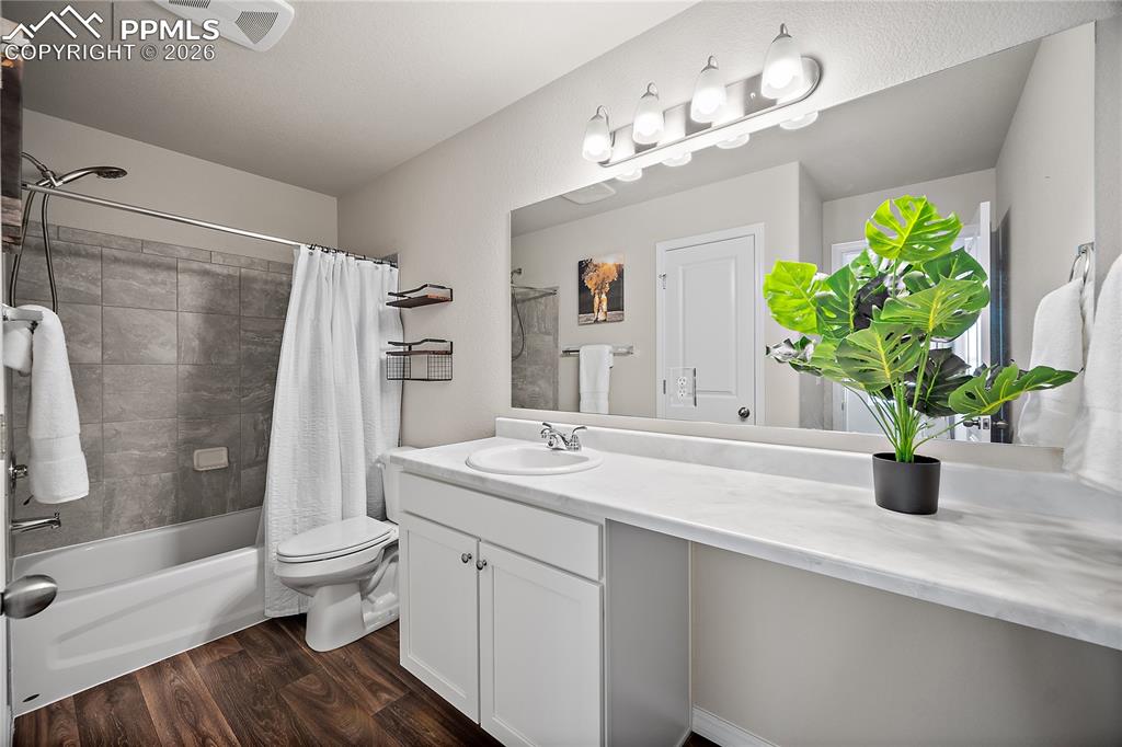 Image 30 of 50: Bathroom