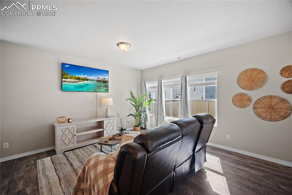 Image 7 of 50: Living Room