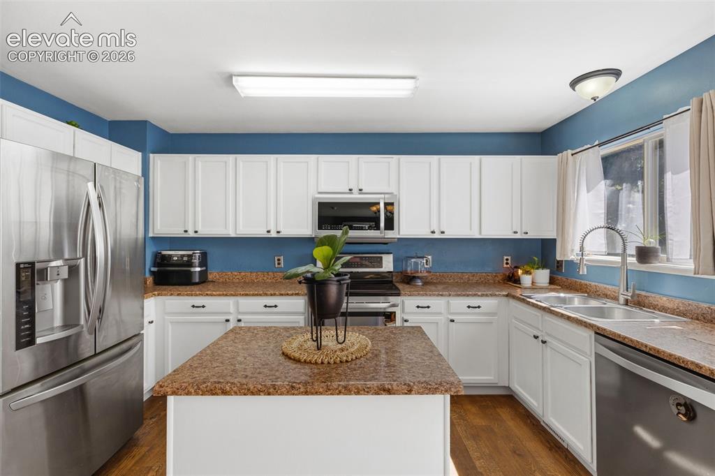 Image 10 of 50: Kitchen
