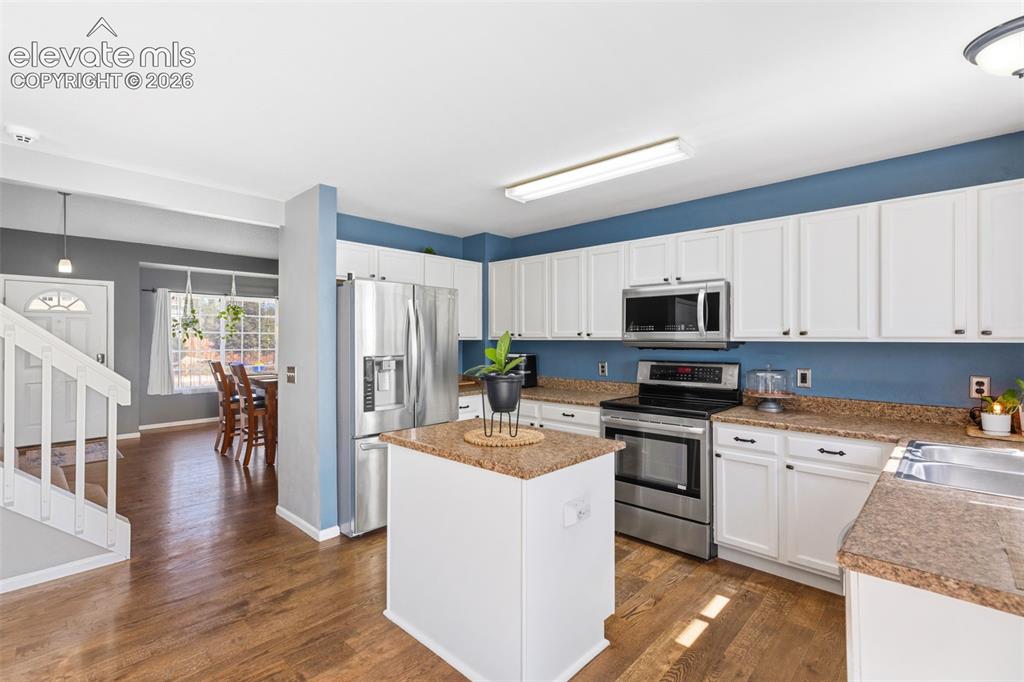 Image 11 of 50: Kitchen