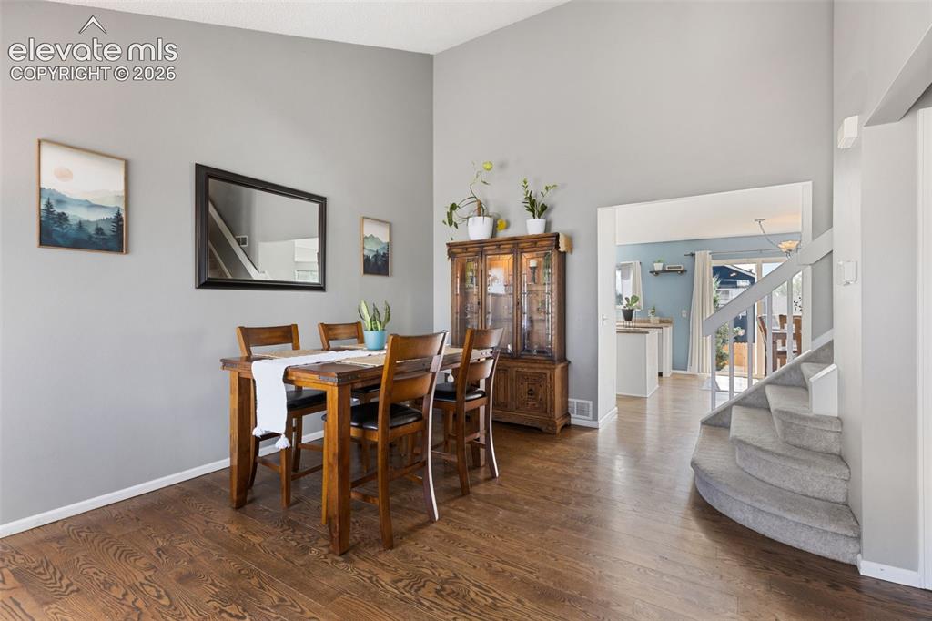 Image 5 of 50: Dining Area