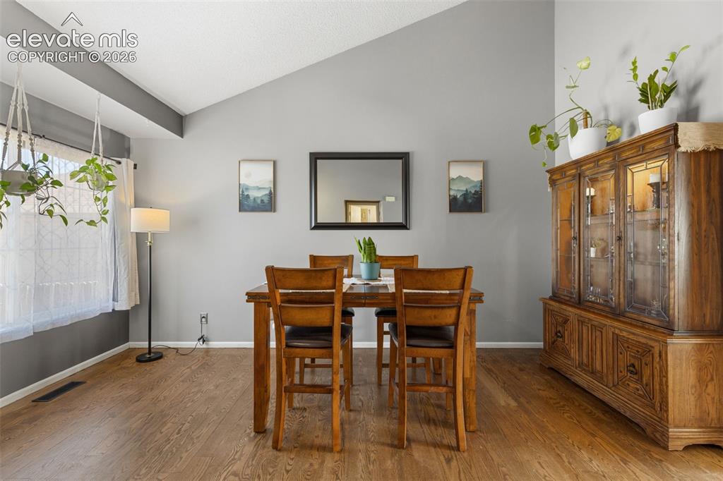 Image 6 of 50: Dining Area