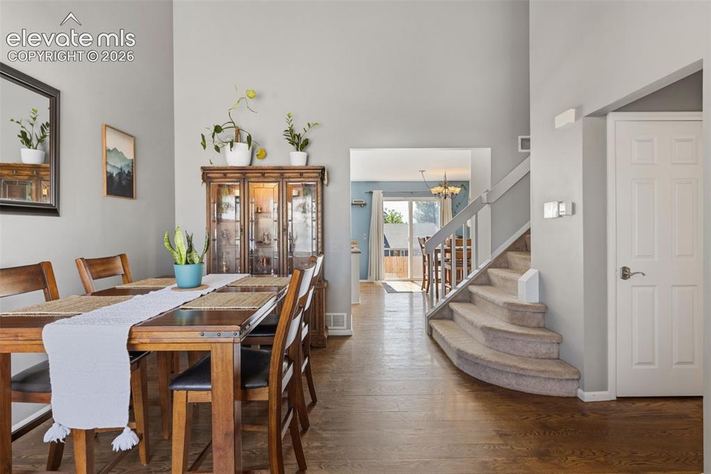 Image 8 of 50: Dining Area