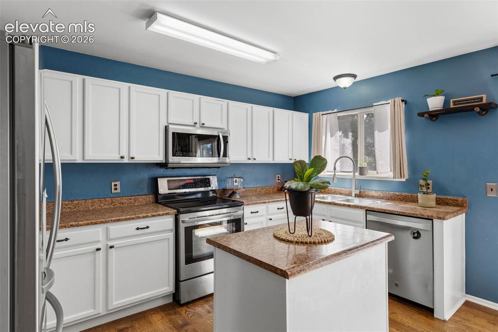 Image 9 of 50: Kitchen