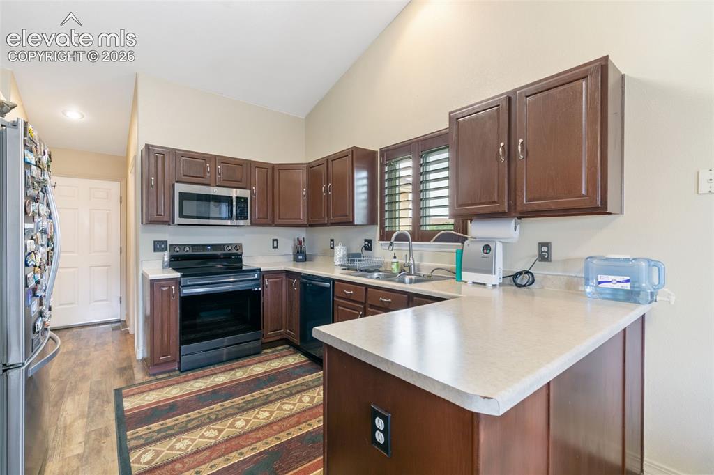Image 10 of 32: Kitchen