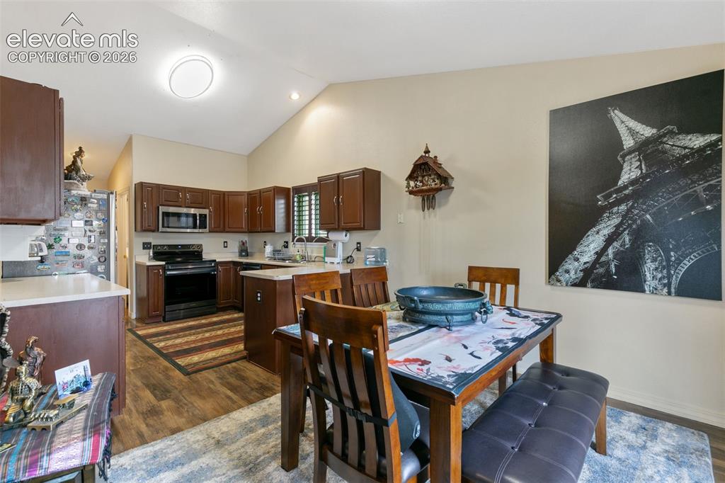 Image 11 of 32: Dining Area