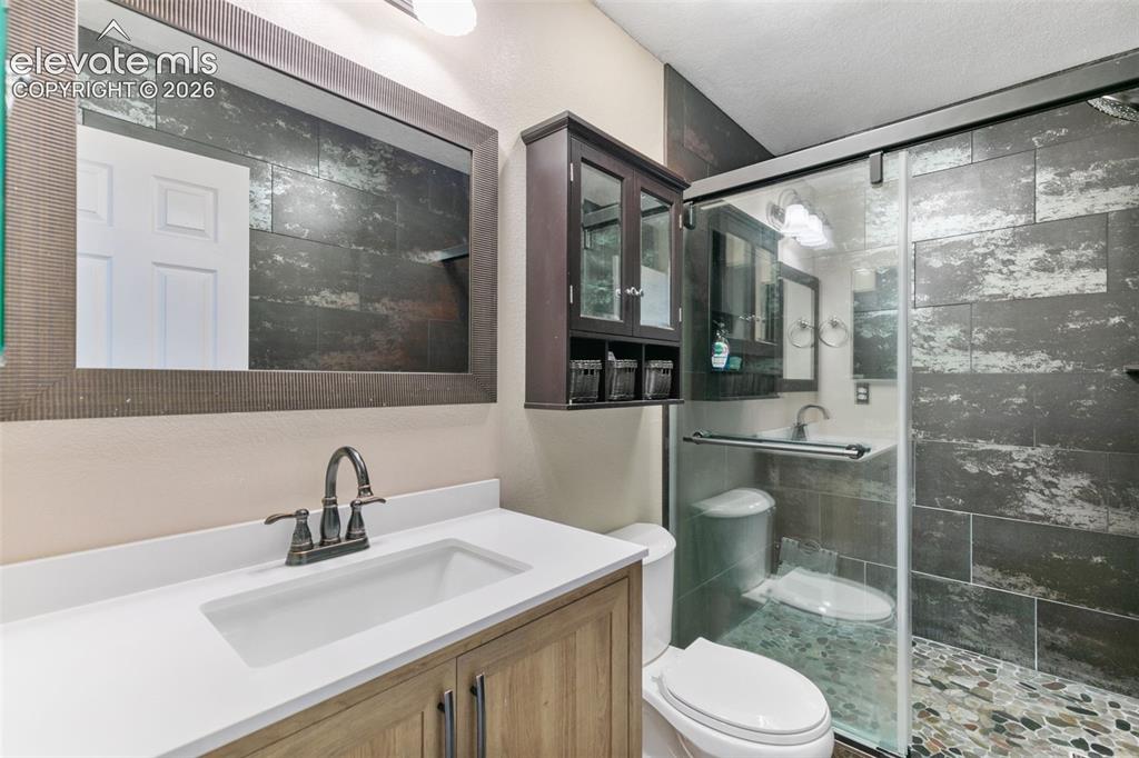 Image 17 of 32: Hall Bath