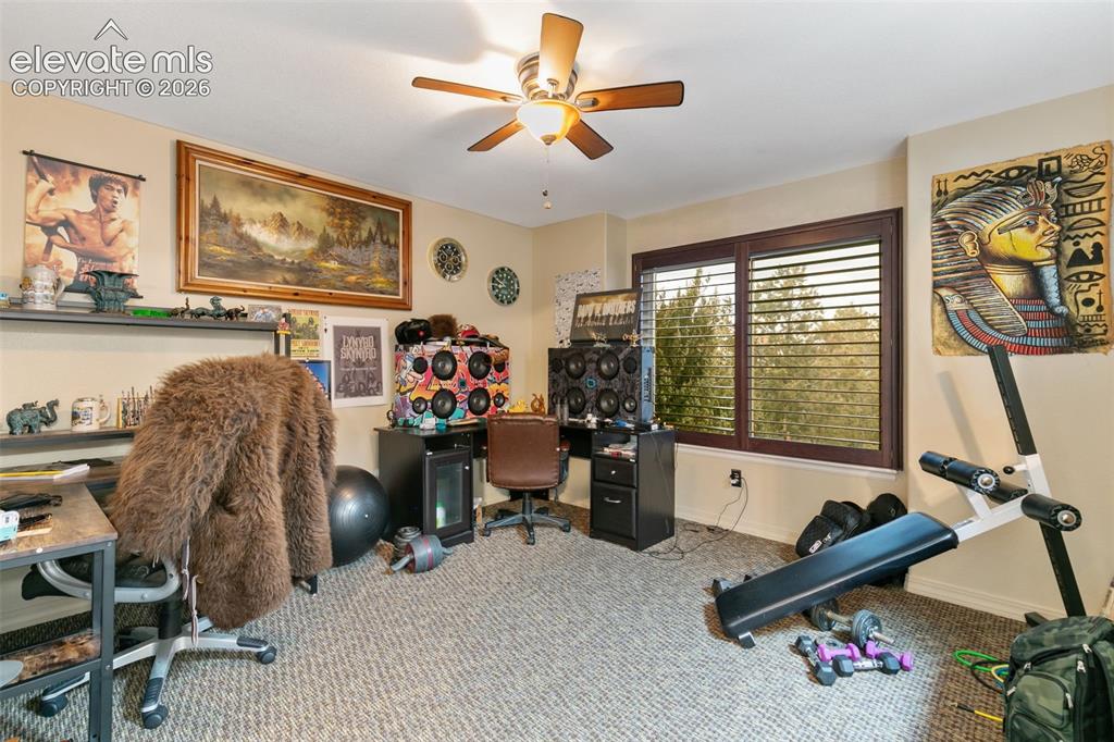 Image 18 of 32: Office