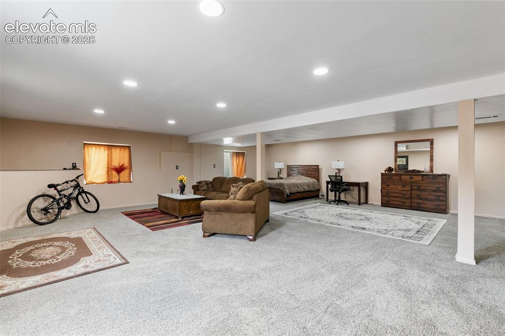 Image 23 of 32: Family Room