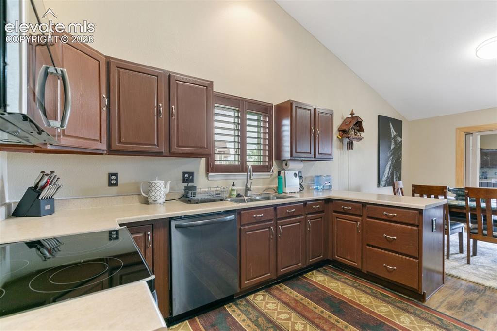 Image 8 of 32: Kitchen