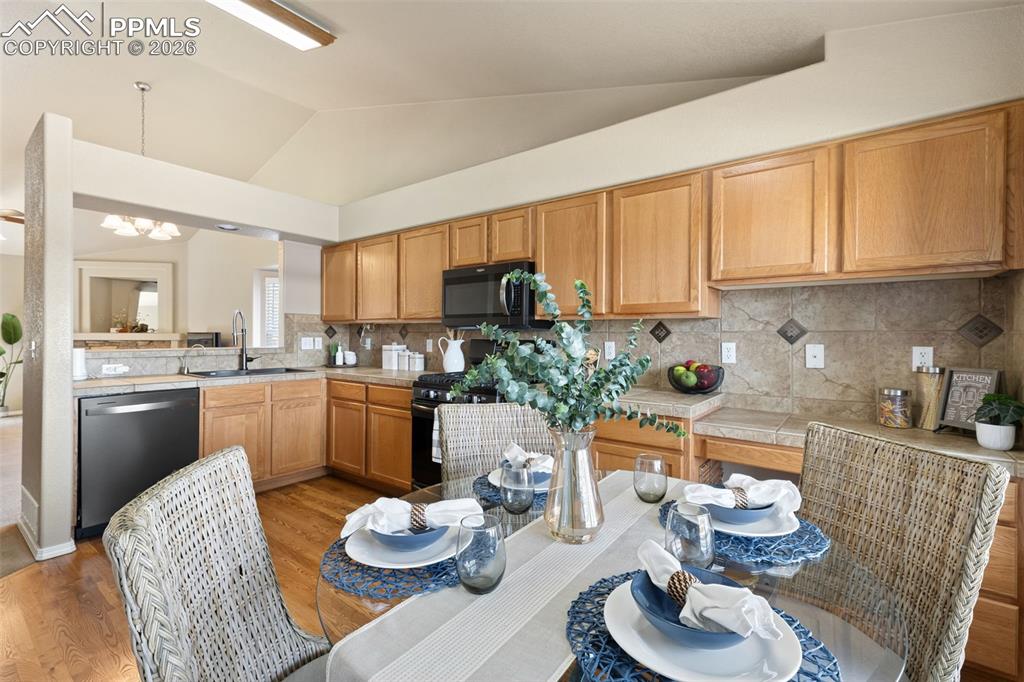 Image 14 of 44: Kitchen
