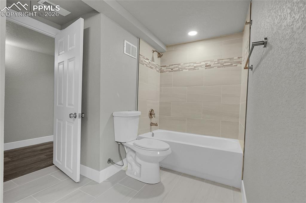 Image 18 of 28: Bathroom