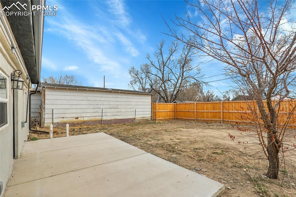 Image 26 of 28: Yard