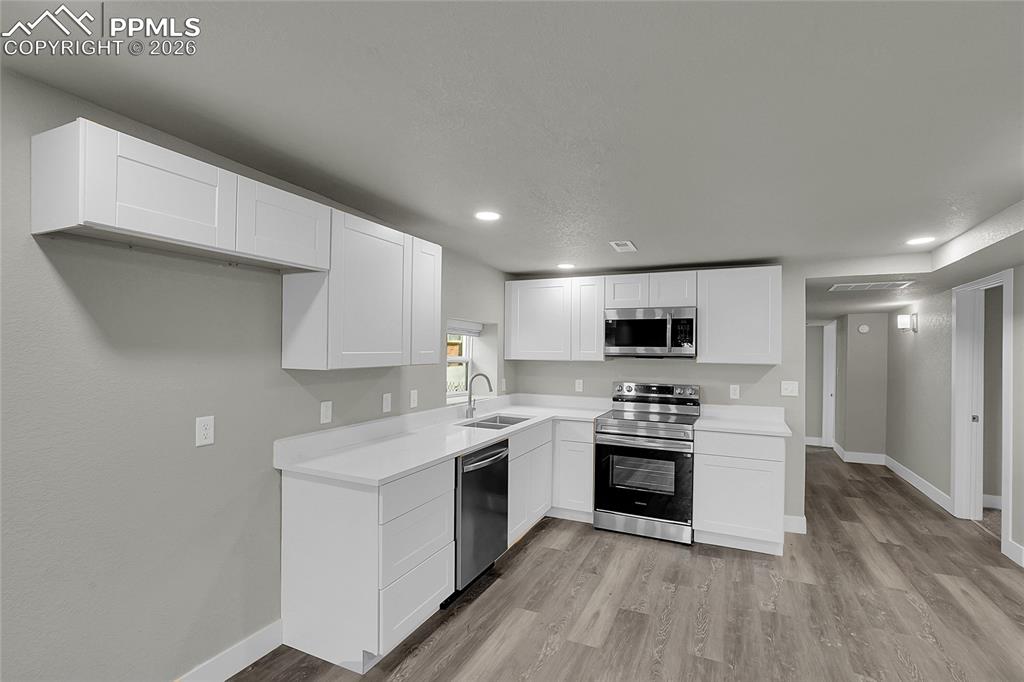 Image 7 of 28: Kitchen