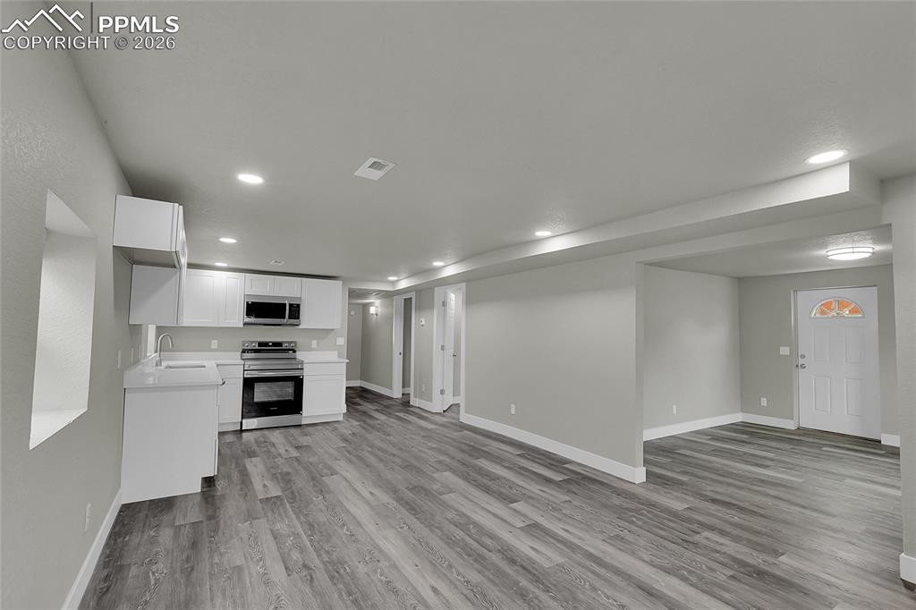 Image 8 of 28: Kitchen