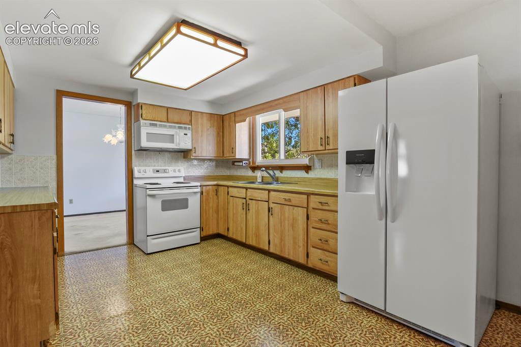 Image 11 of 39: Kitchen