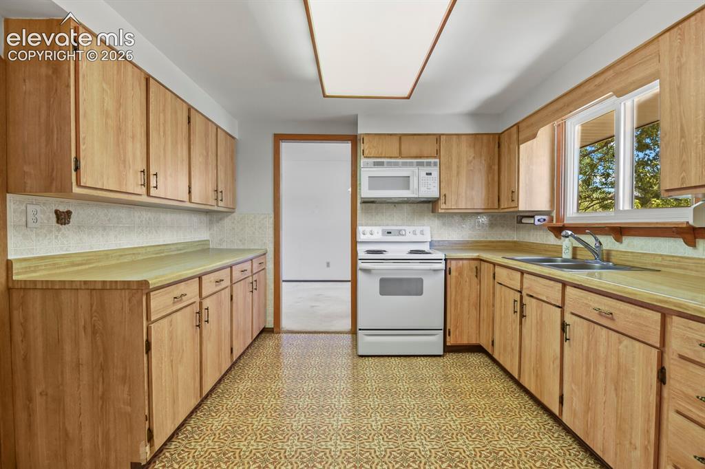 Image 13 of 39: Kitchen