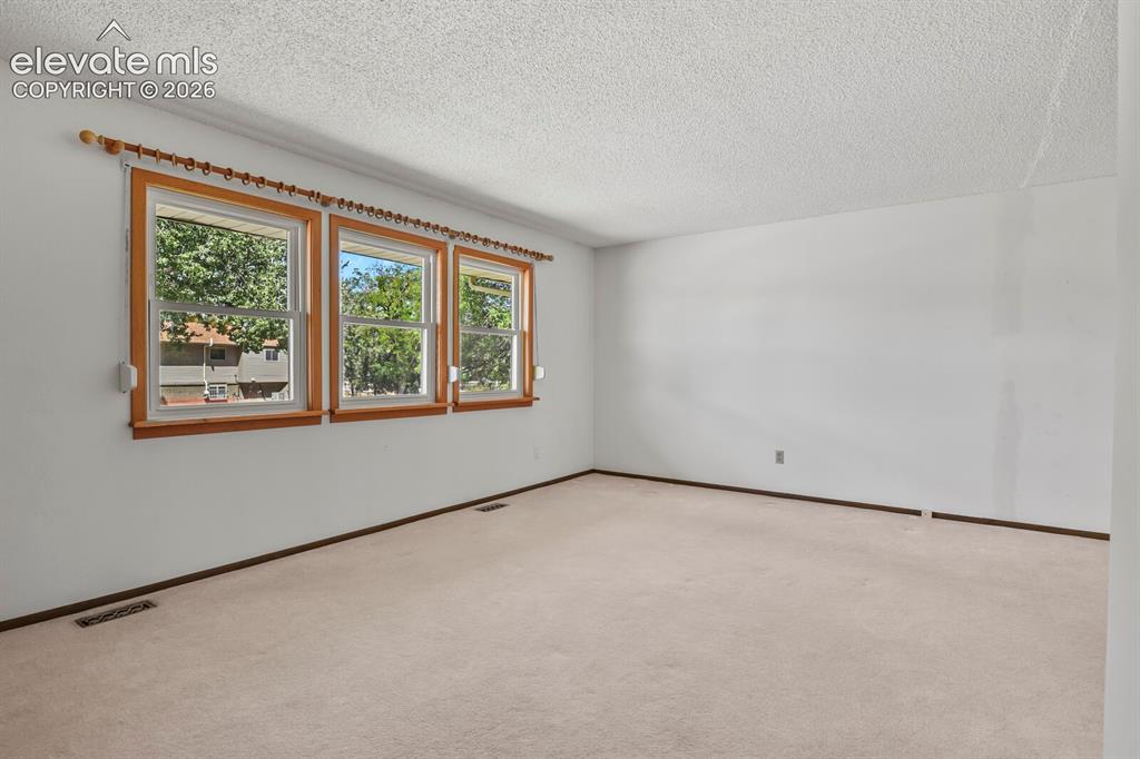 Image 4 of 39: Family Room