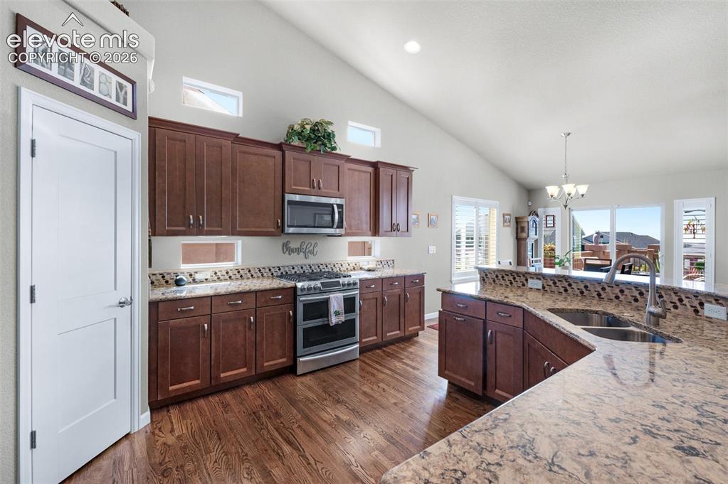Image 10 of 50: Kitchen