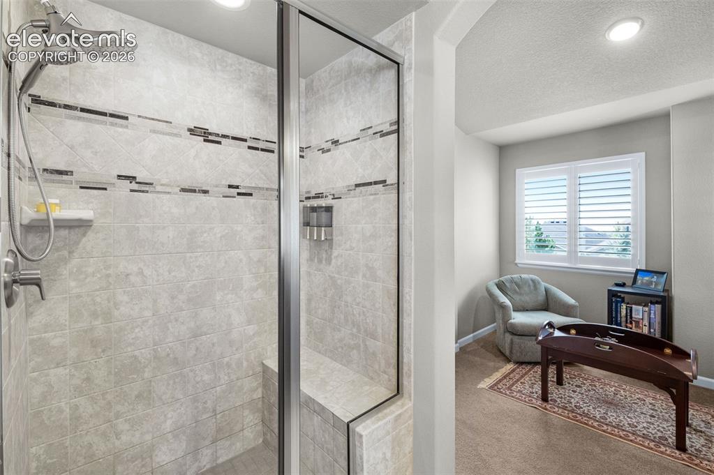 Image 19 of 50: Bathroom
