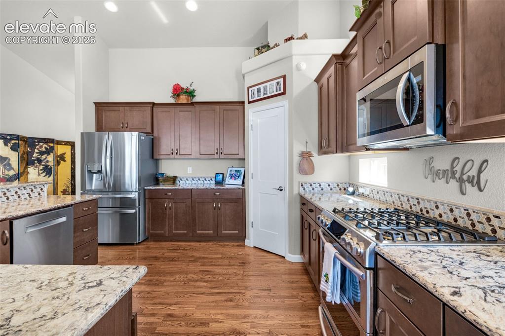Image 8 of 50: Kitchen