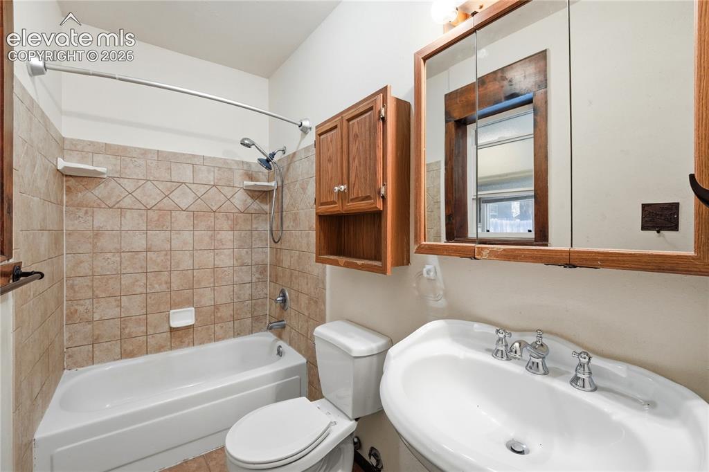 Image 18 of 27: Bathroom
