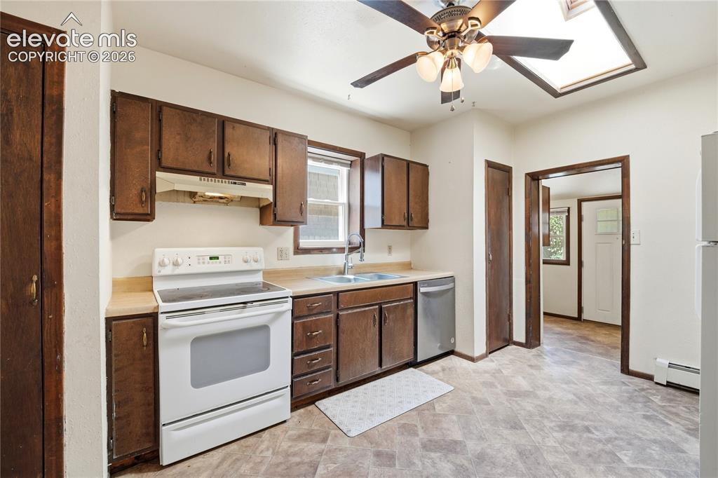 Image 8 of 27: Kitchen