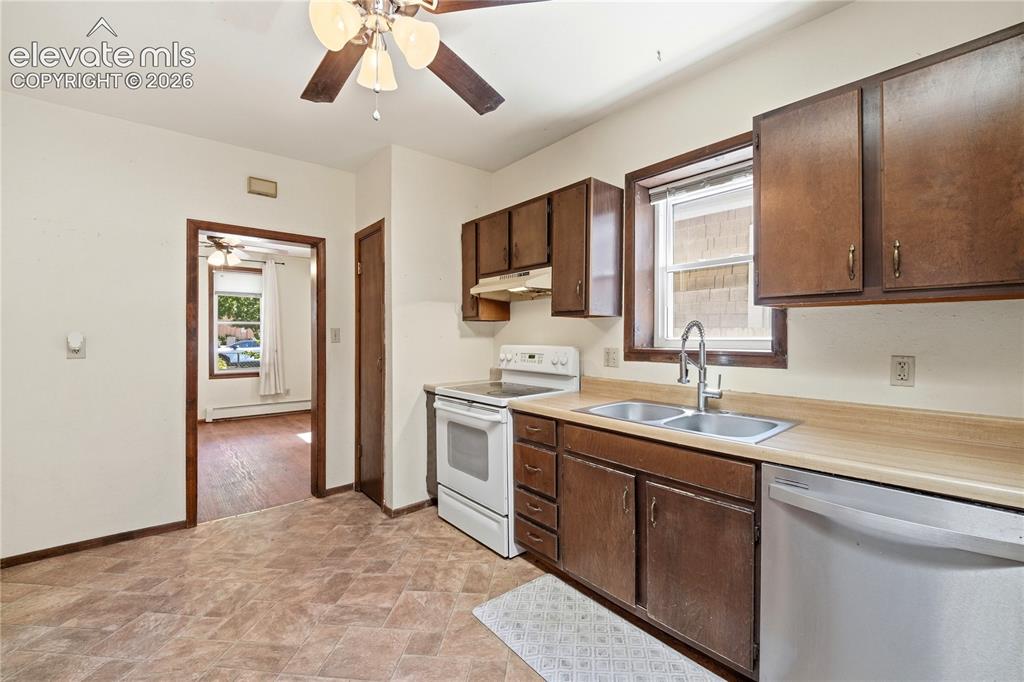 Image 9 of 27: Kitchen