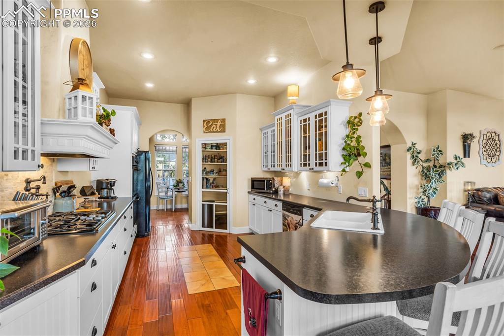 Image 14 of 50: Kitchen