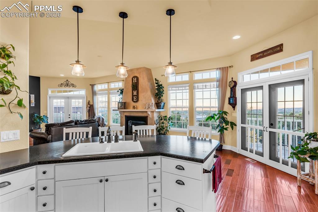 Image 15 of 50: Kitchen