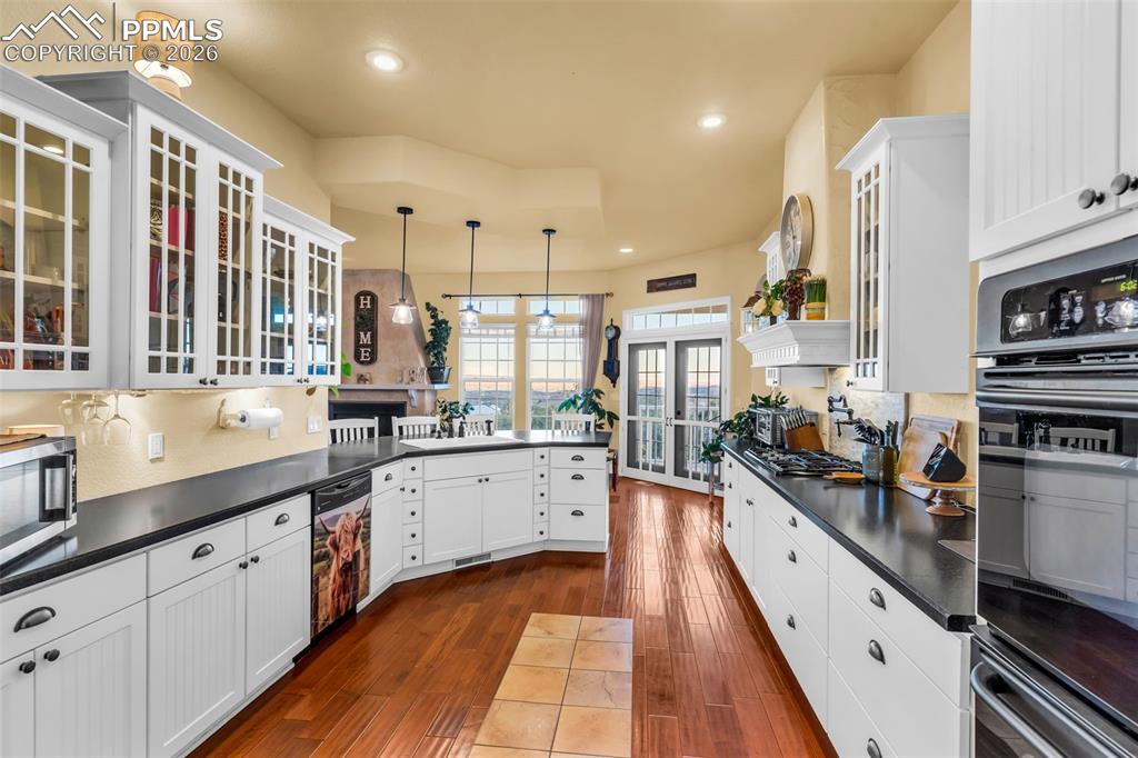 Image 16 of 50: Kitchen