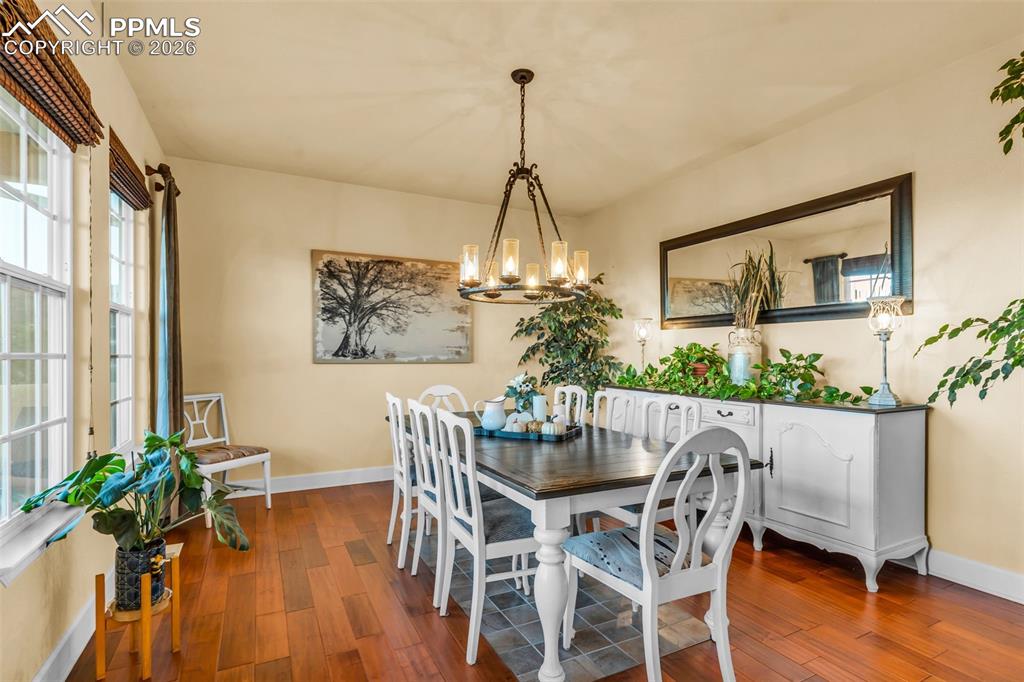 Image 17 of 50: Dining Area