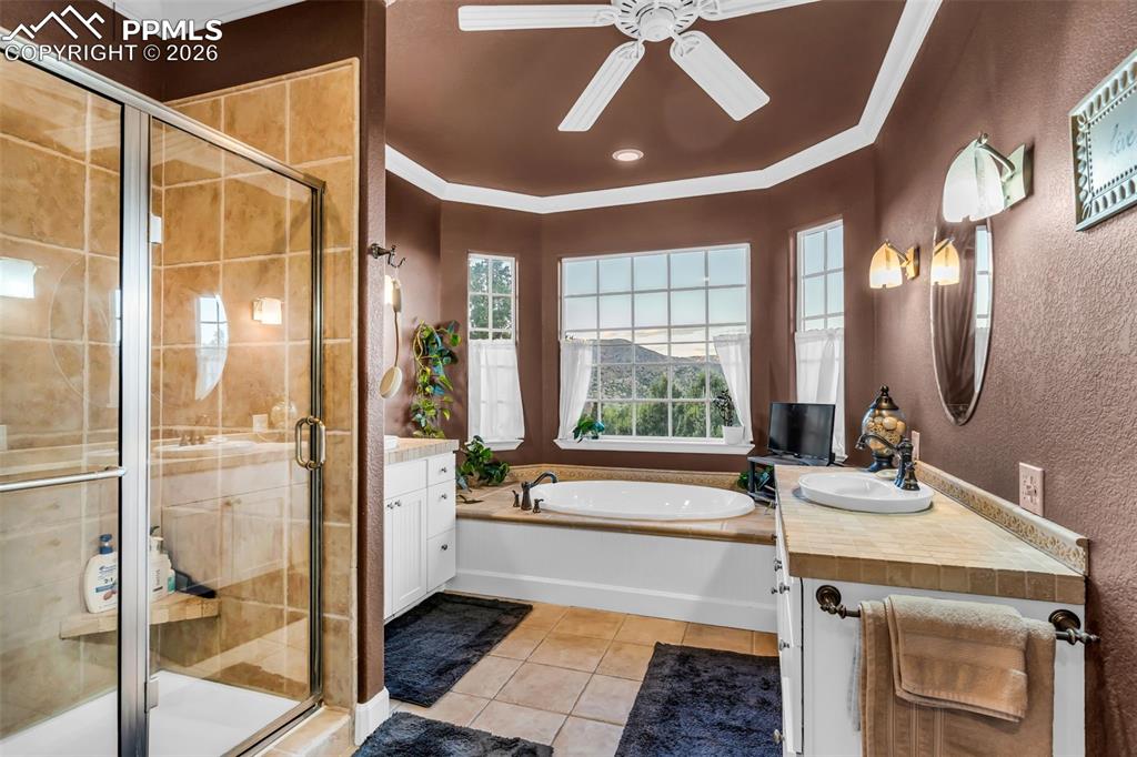 Image 23 of 50: Bathroom