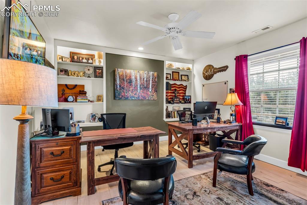 Image 35 of 50: Office