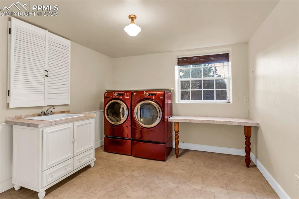 Image 36 of 50: Laundry