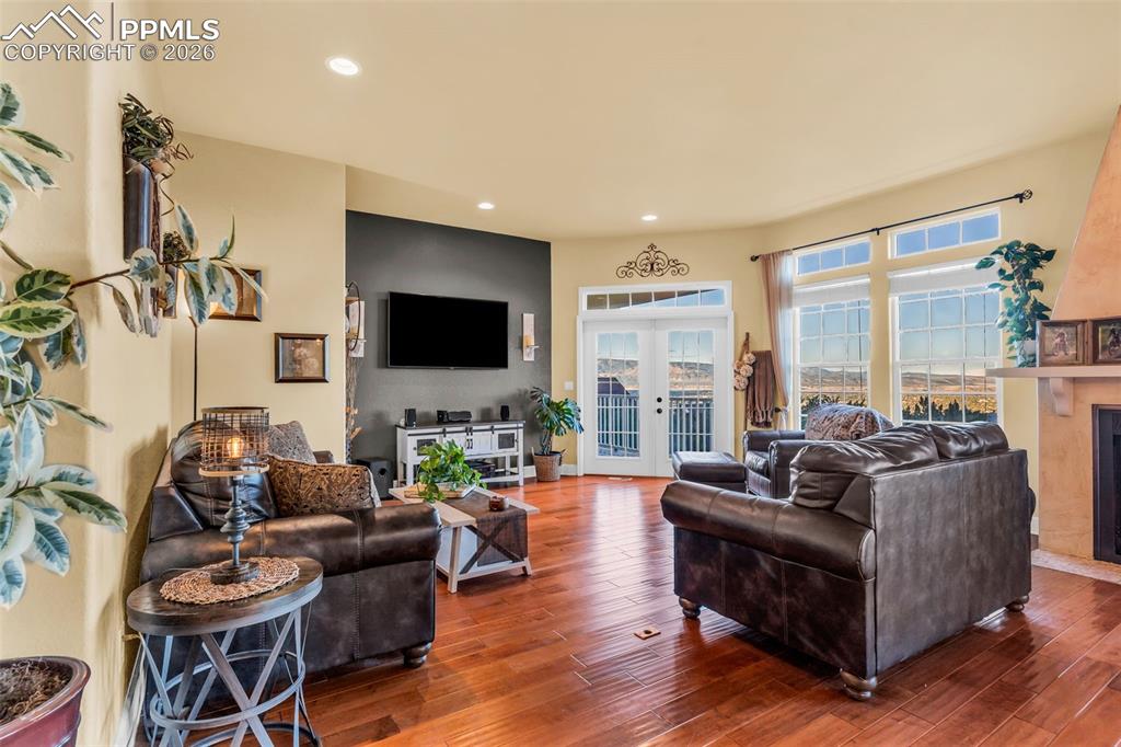 Image 8 of 50: Living Room