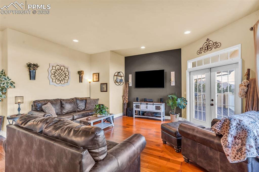 Image 9 of 50: Living Room