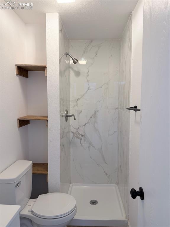 Image 10 of 11: Bathroom