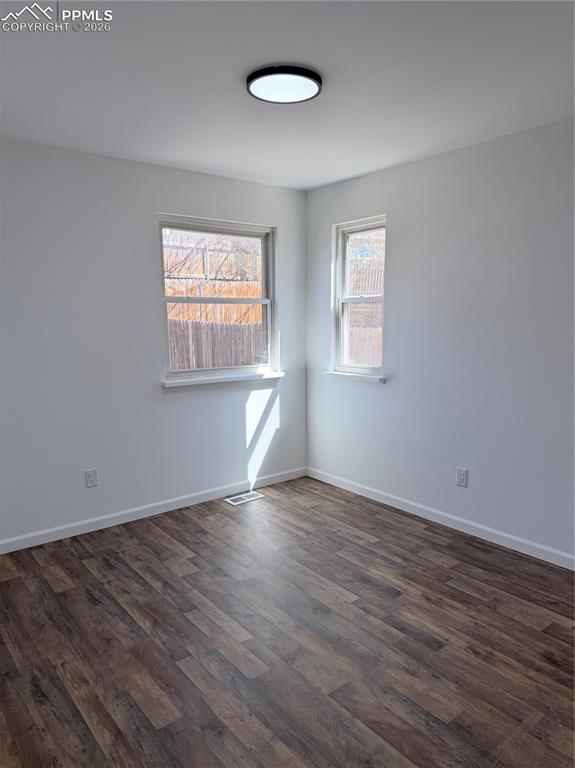 Image 5 of 11: Bedroom