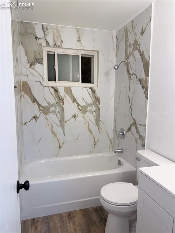 Image 6 of 11: Bathroom