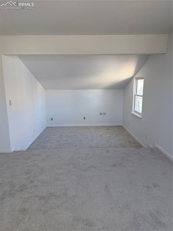 Image 7 of 11: Bedroom