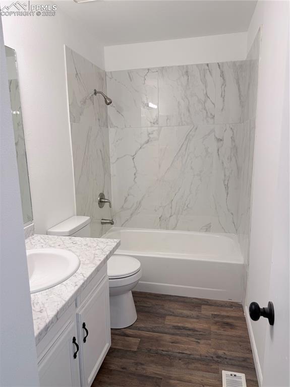 Image 8 of 11: Bathroom