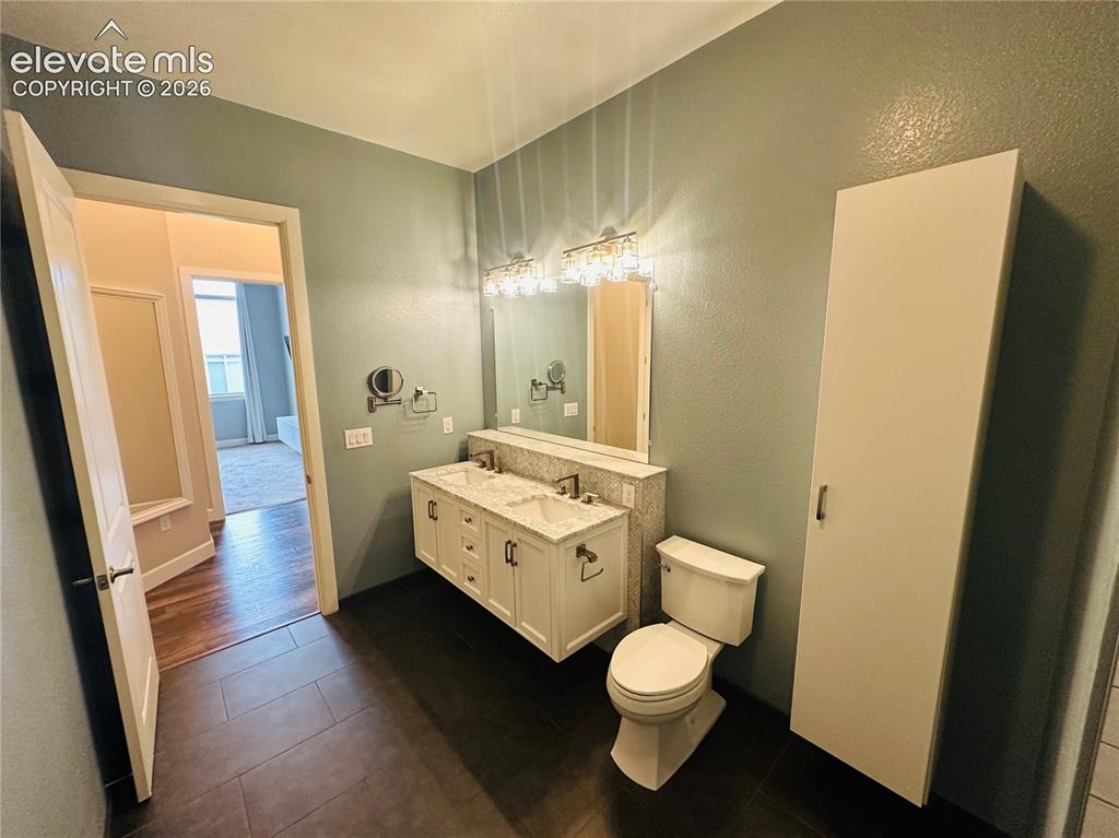 Image 13 of 14: Bathroom