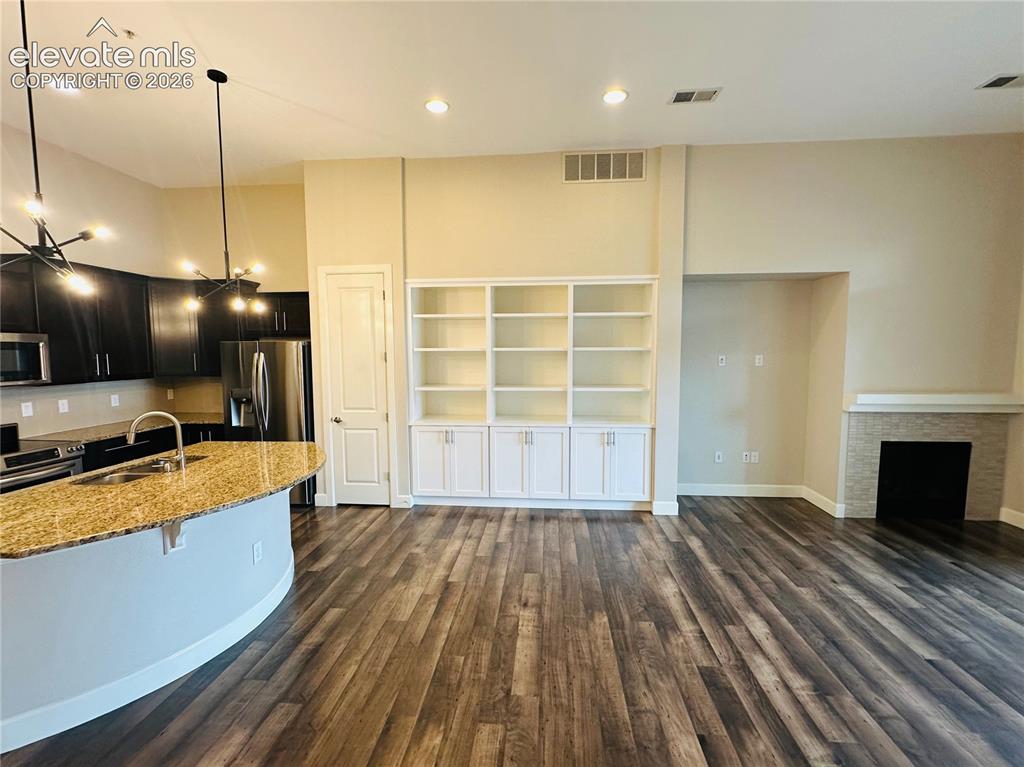 Image 6 of 14: Kitchen